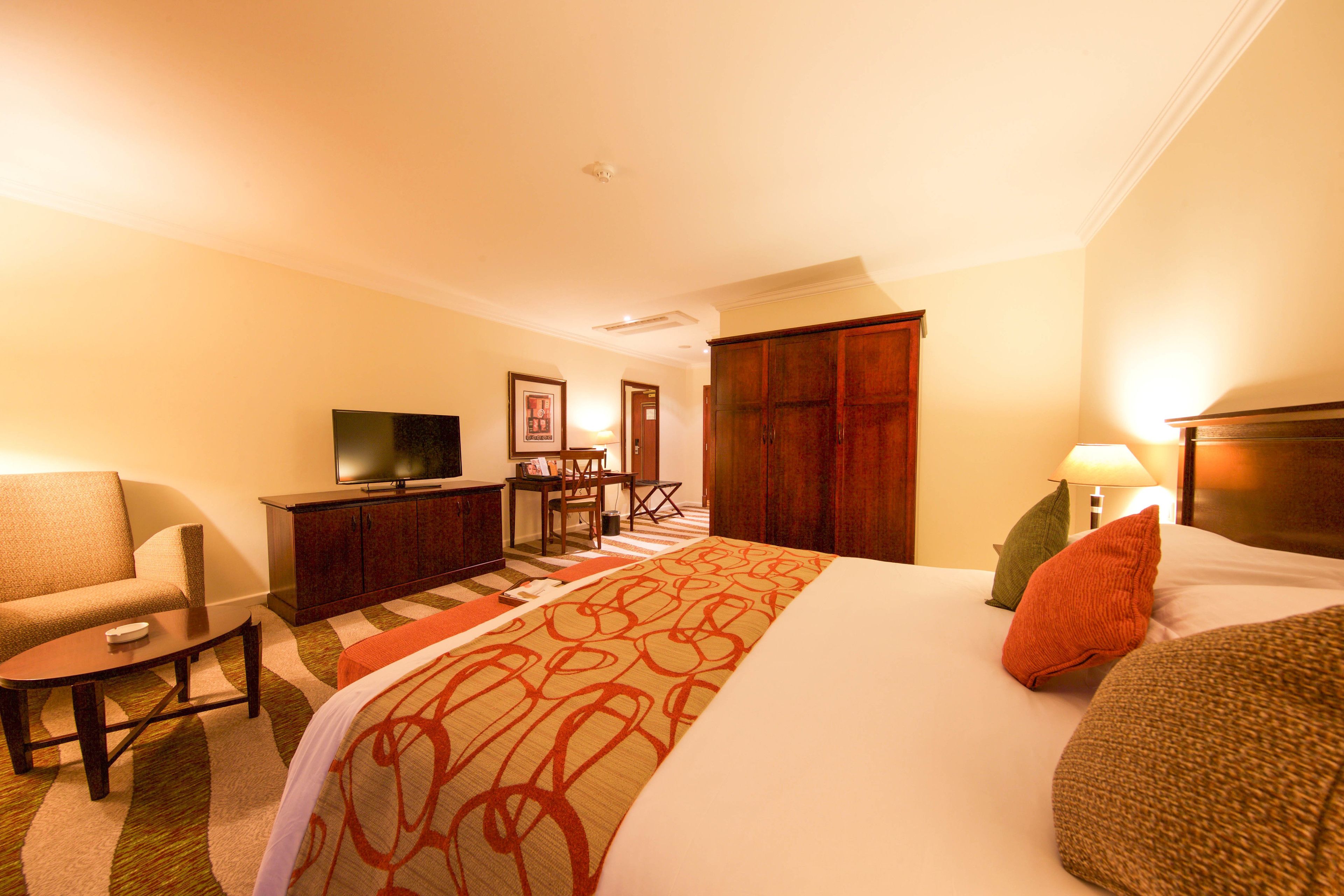 Deluxe Room | Minibar, in-room safe, desk, laptop workspace