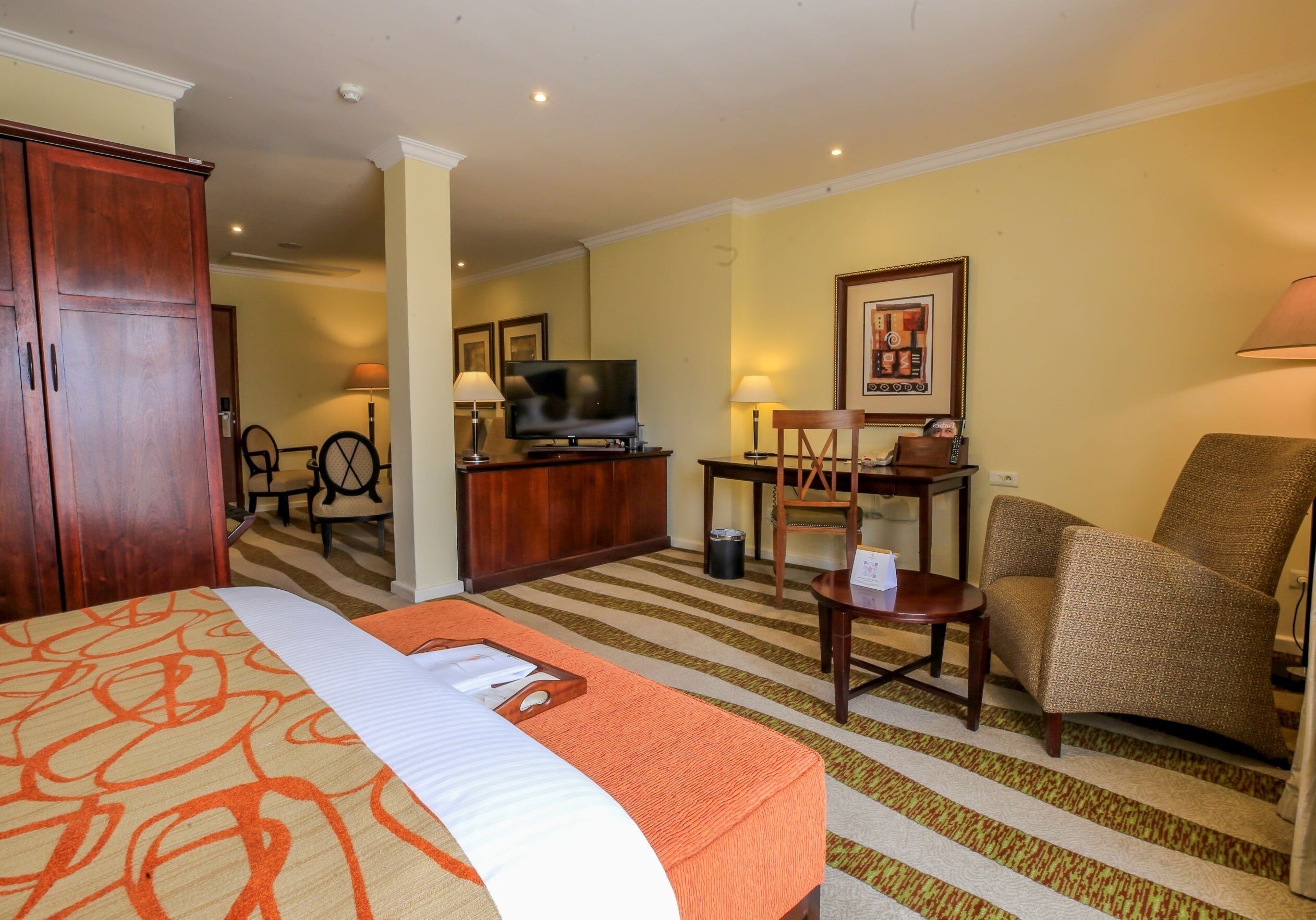 Junior Suite | Minibar, in-room safe, desk, laptop workspace