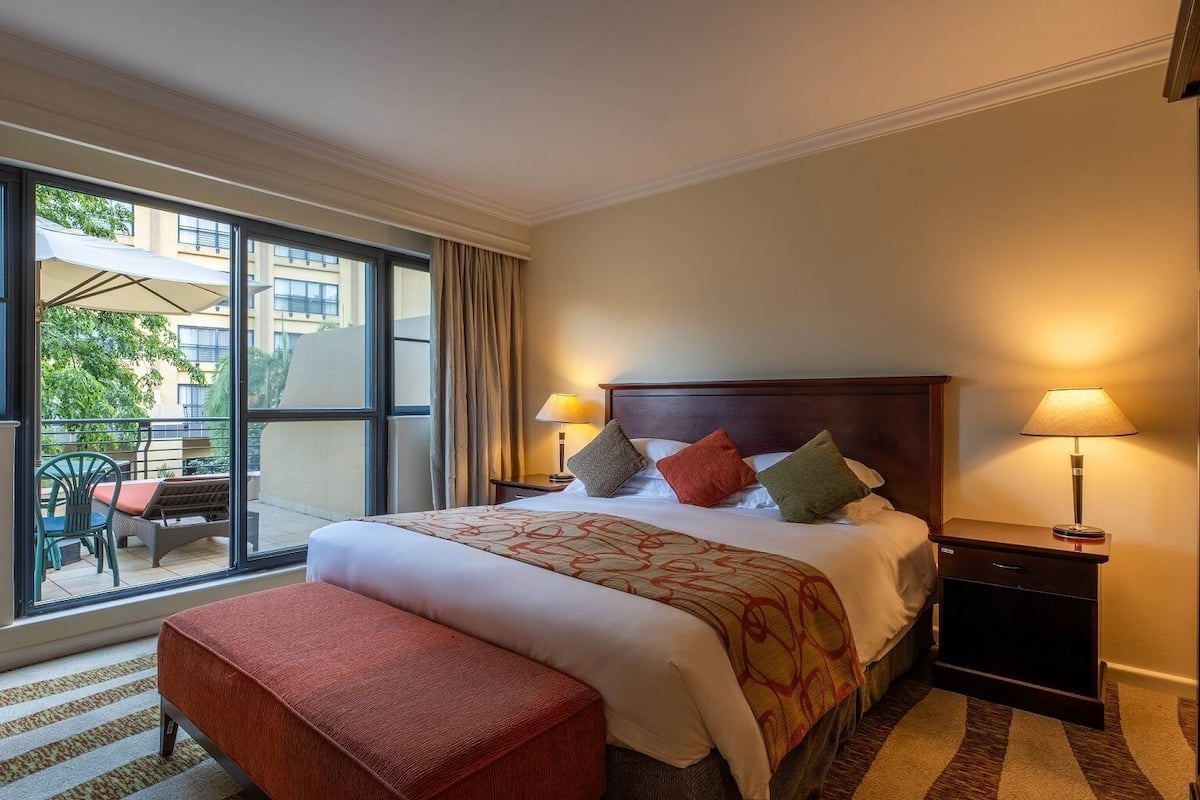 Deluxe Room | Minibar, in-room safe, desk, laptop workspace