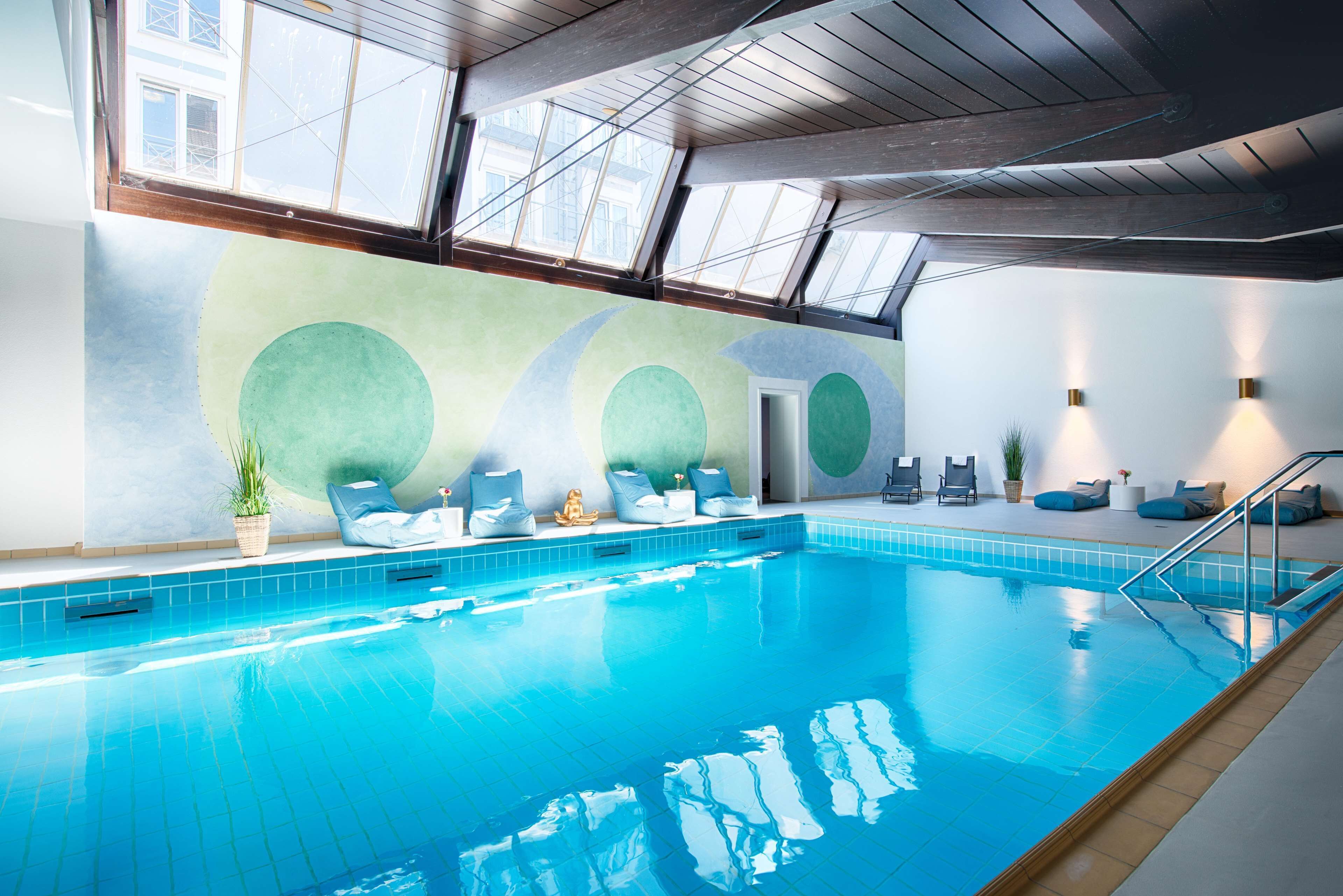 Innenpool, geöffnet von 08:00 Uhr bis 22:00 Uhr, Liegestühle