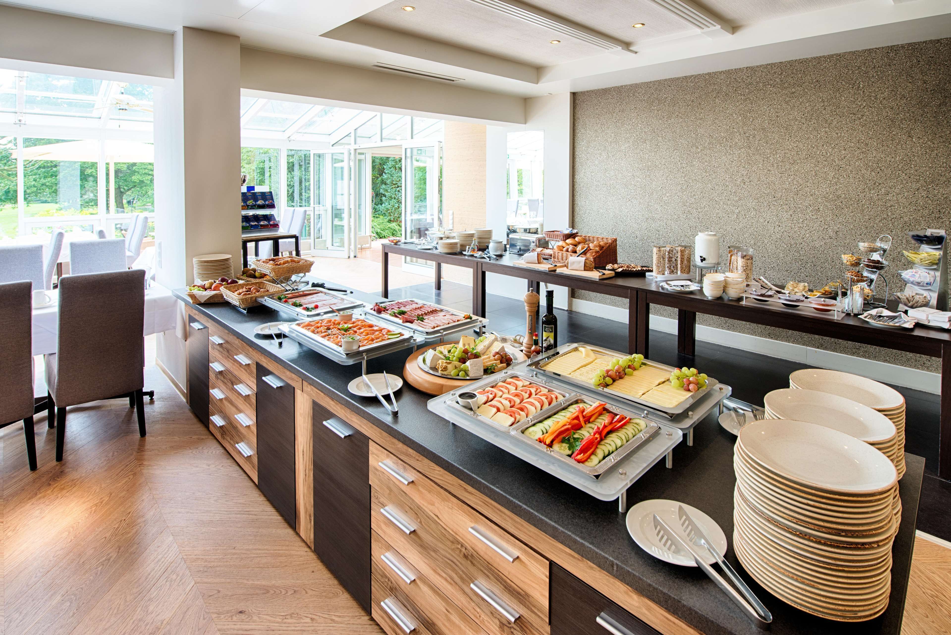 Petit déjeuner buffet (21 EUR par personne)