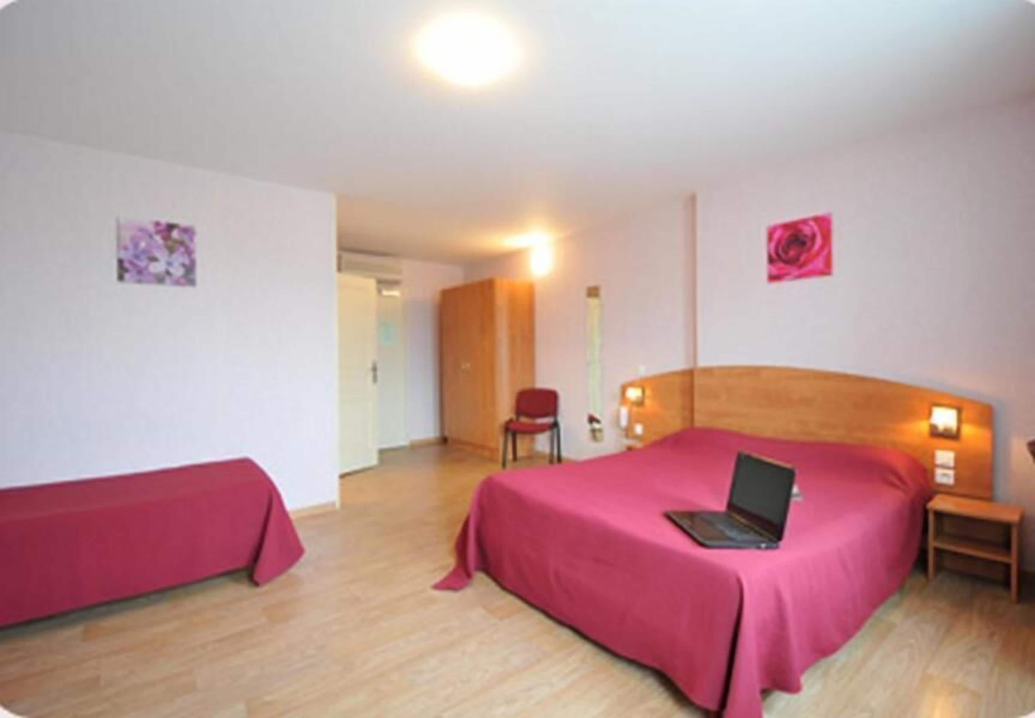 Individueel gedecoreerd, individueel gemeubileerd, een bureau