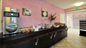 Bữa sáng buffet hàng ngày với phụ phí nhỏ 