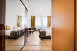 Standard-Dreibettzimmer (with Free Parking) | 1 Schlafzimmer, Schreibtisch, laptopgeeigneter Arbeitsplatz