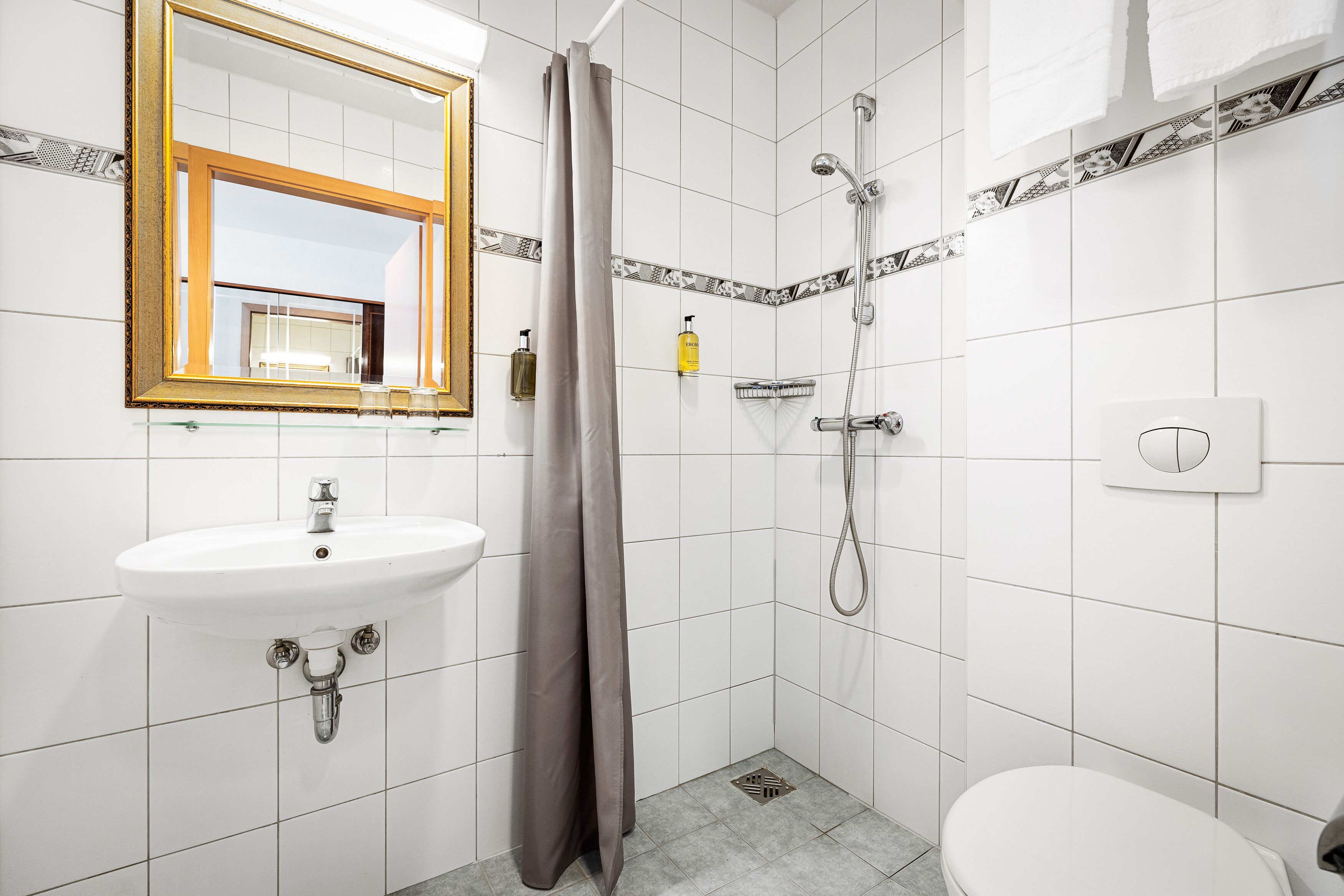 standard triple room (with free parking) | bathroom | hair dryer, towels