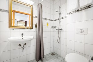 Standard Triple Room (with Free Parking) | Bathroom