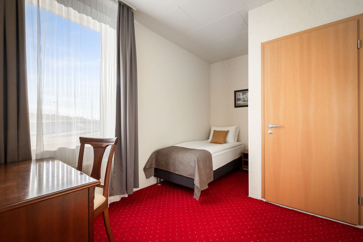 Enkeltrom – standard (with Free Parking) | 1 soverom, skrivebord, skrivebord for bærbar PC og blendingsgardiner
