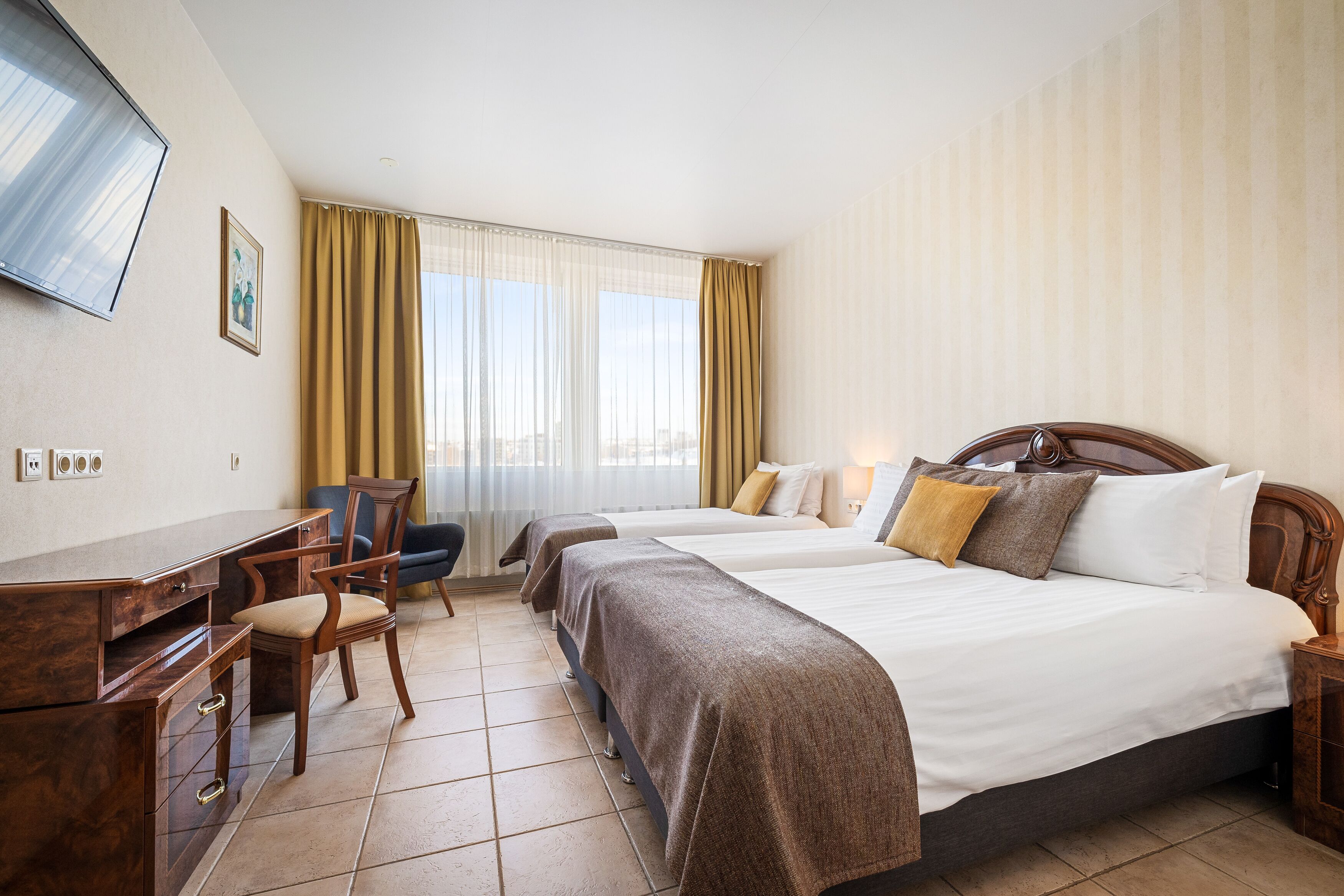 standard triple room (with free parking) | 1 bedroom, desk, laptop workspace, blackout curtains