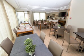 Daily buffet breakfast (EUR 20 per person) - Hótel Ísland Comfort (Kópavogur)