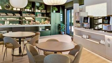 Desayuno continental todos los días (EUR 8 por persona)