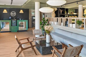 Coin salon dans le hall