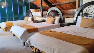 Habitación triple estándar | Edredones de plumas, caja fuerte, tabla de planchar con plancha