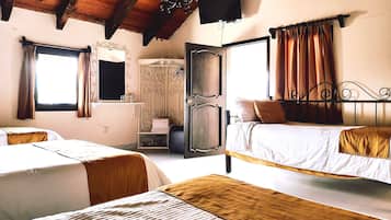 Habitación cuádruple estándar | Edredón y caja de seguridad en la habitación