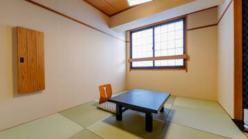 Habitación tradicional | Caja fuerte, cortinas opacas, tabla de planchar con plancha