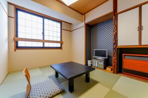 In-room safe, blackout curtains, iron/ironing board, free WiFi - Wakamiya (Kyoto)