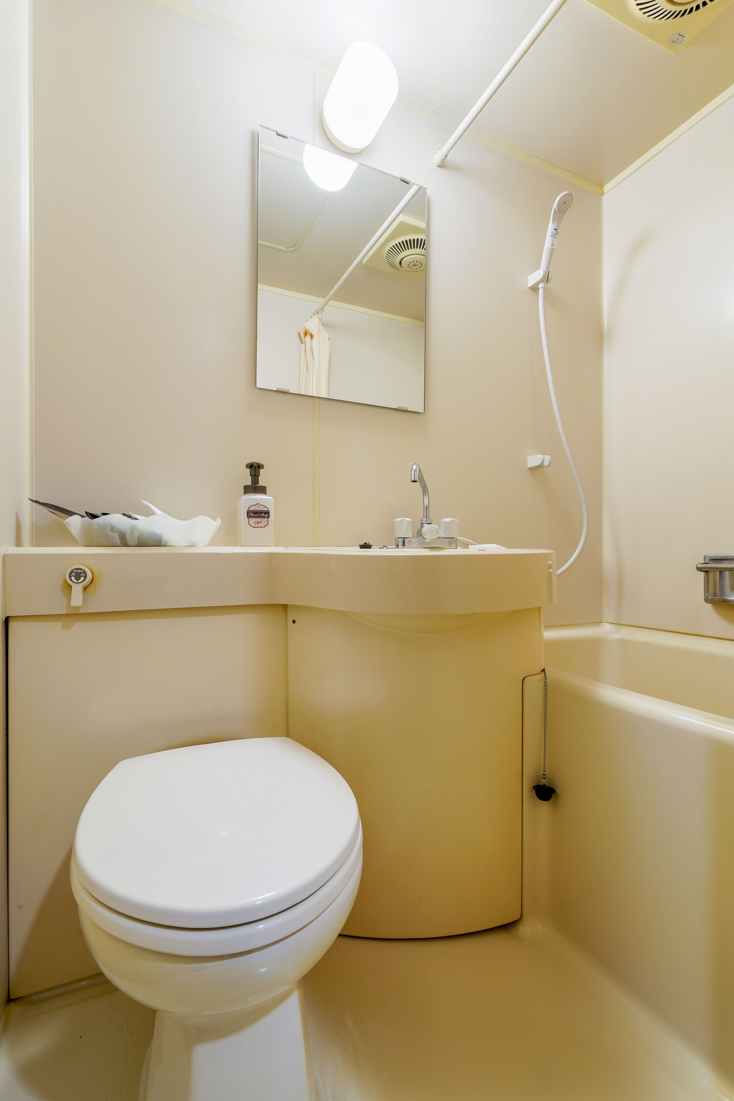 Une salle de bain avec des toilettes, un lavabo et une baignoire.