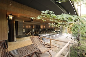 Outdoor spa tub - Ryoan Kazuki (Kyoto)