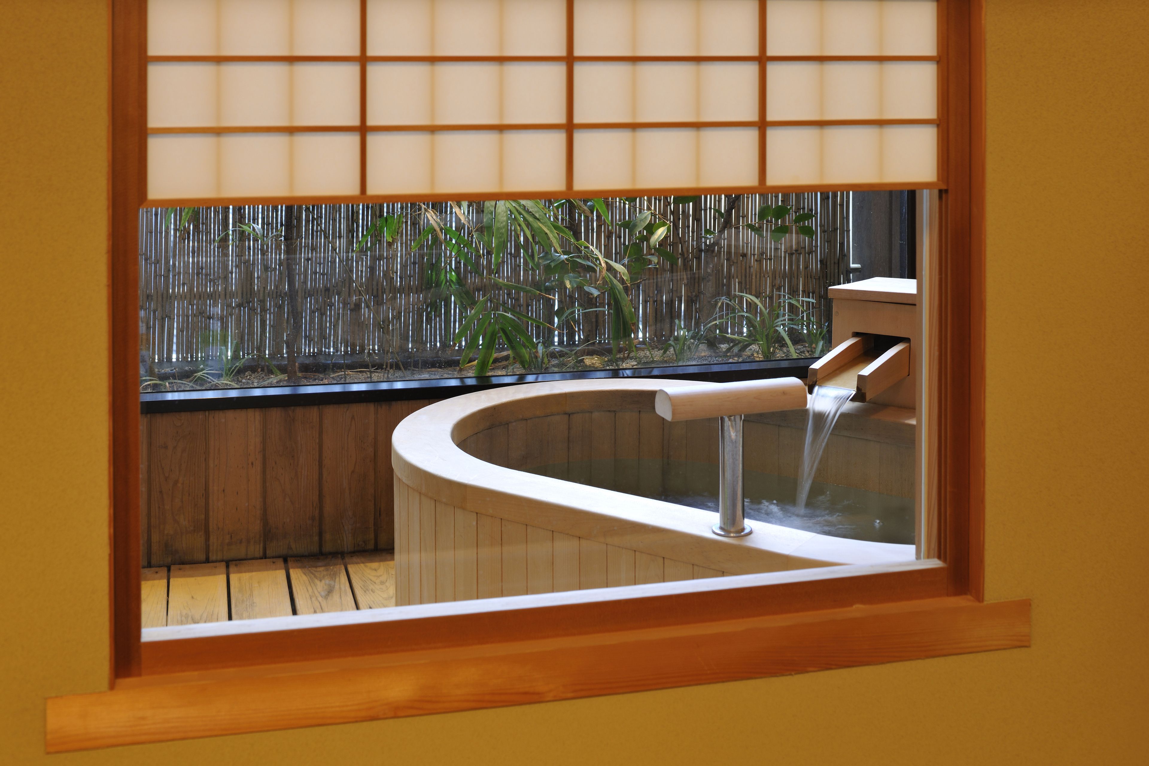 胡蝶 in 花伝 | バスルーム | 個別の浴槽とシャワー、バスアメニティ (無料)、ヘアドライヤー、スリッパ