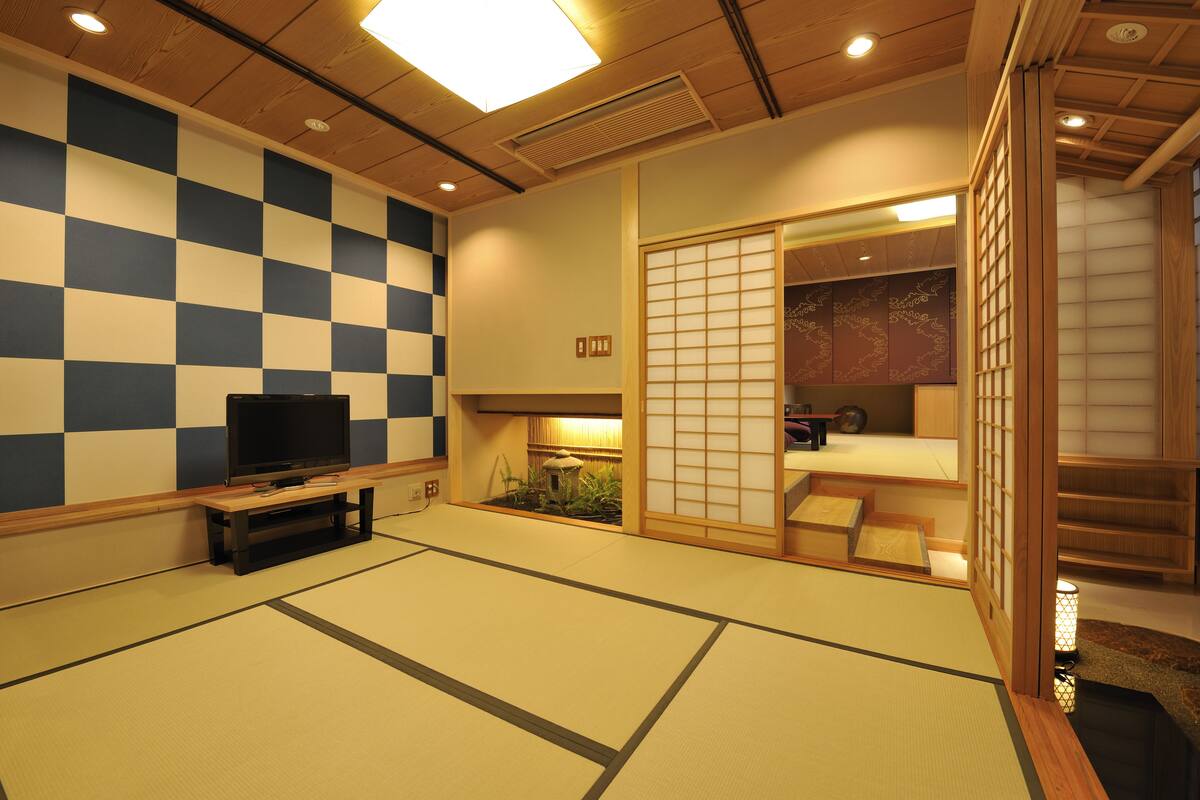 Luxury Japanese Suite "SHOKINTEI" | In-room safe, desk, blackout drapes, bed sheets
