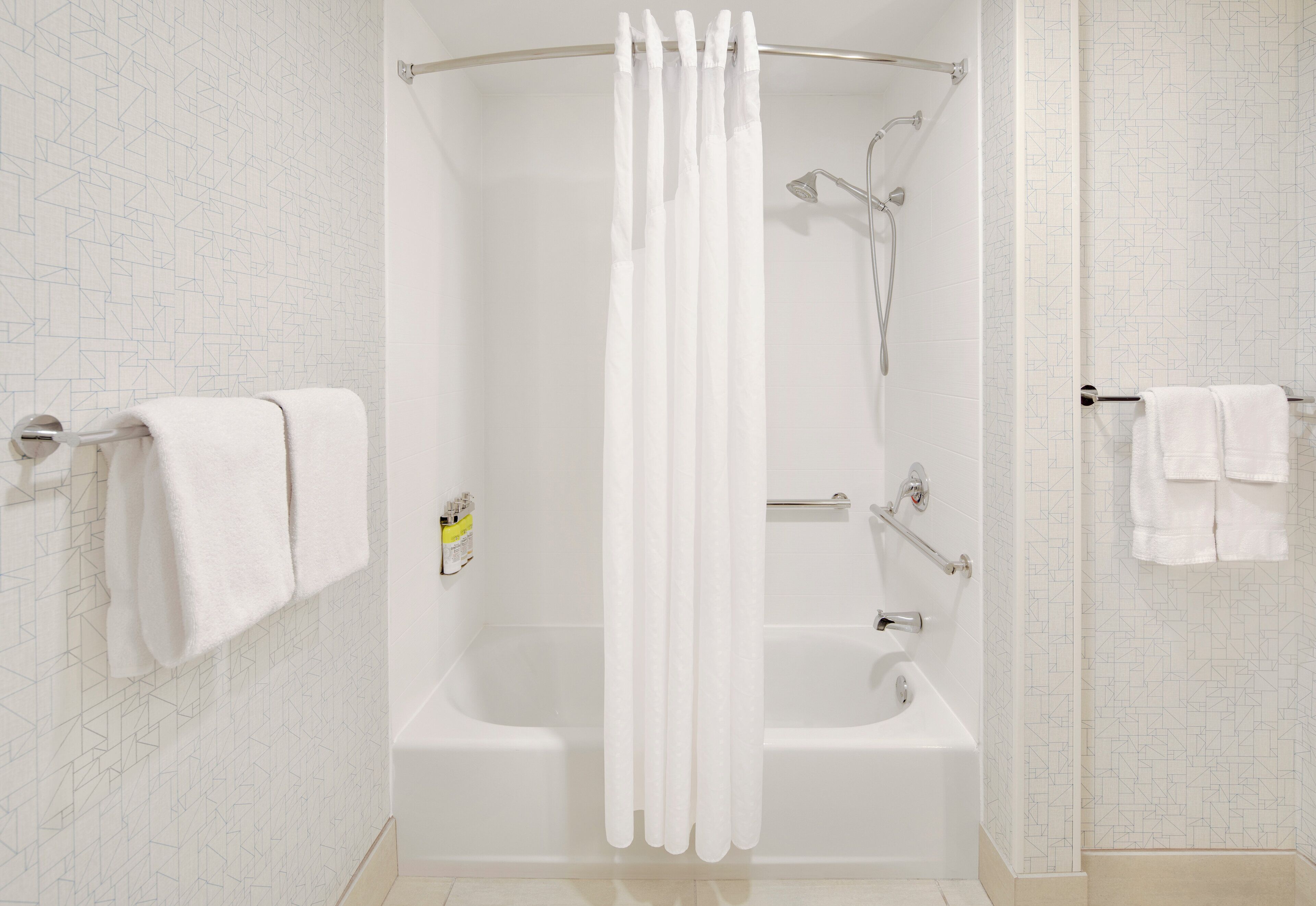 Un baño moderno con cabina de ducha, bañera y retrete.