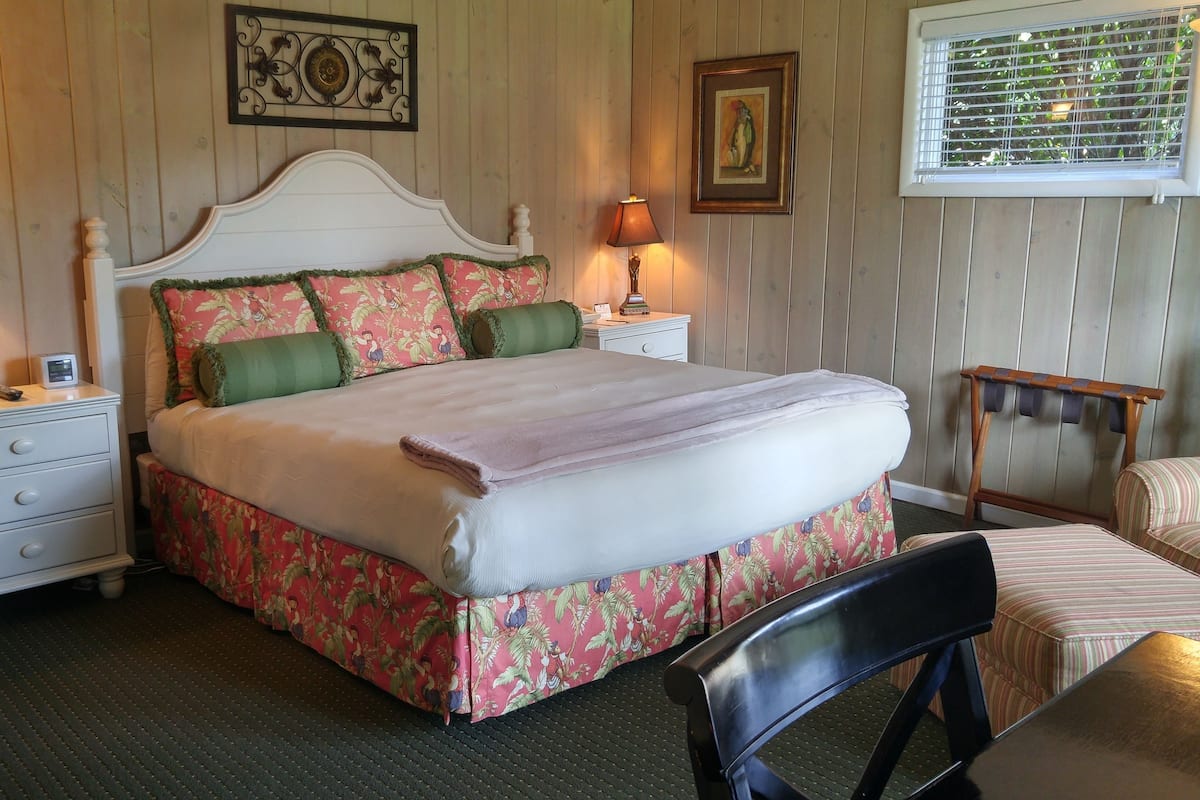 Standard Room, 1 King Bed | In-room safe, iron/ironing board, free WiFi, alarm clocks