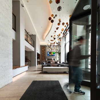 Interior entrance at Hotel Felix River North/Magnificent Mile