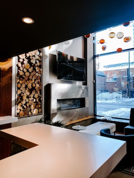 Hotel entrance and lobby at Hotel Felix River North/Magnificent Mile