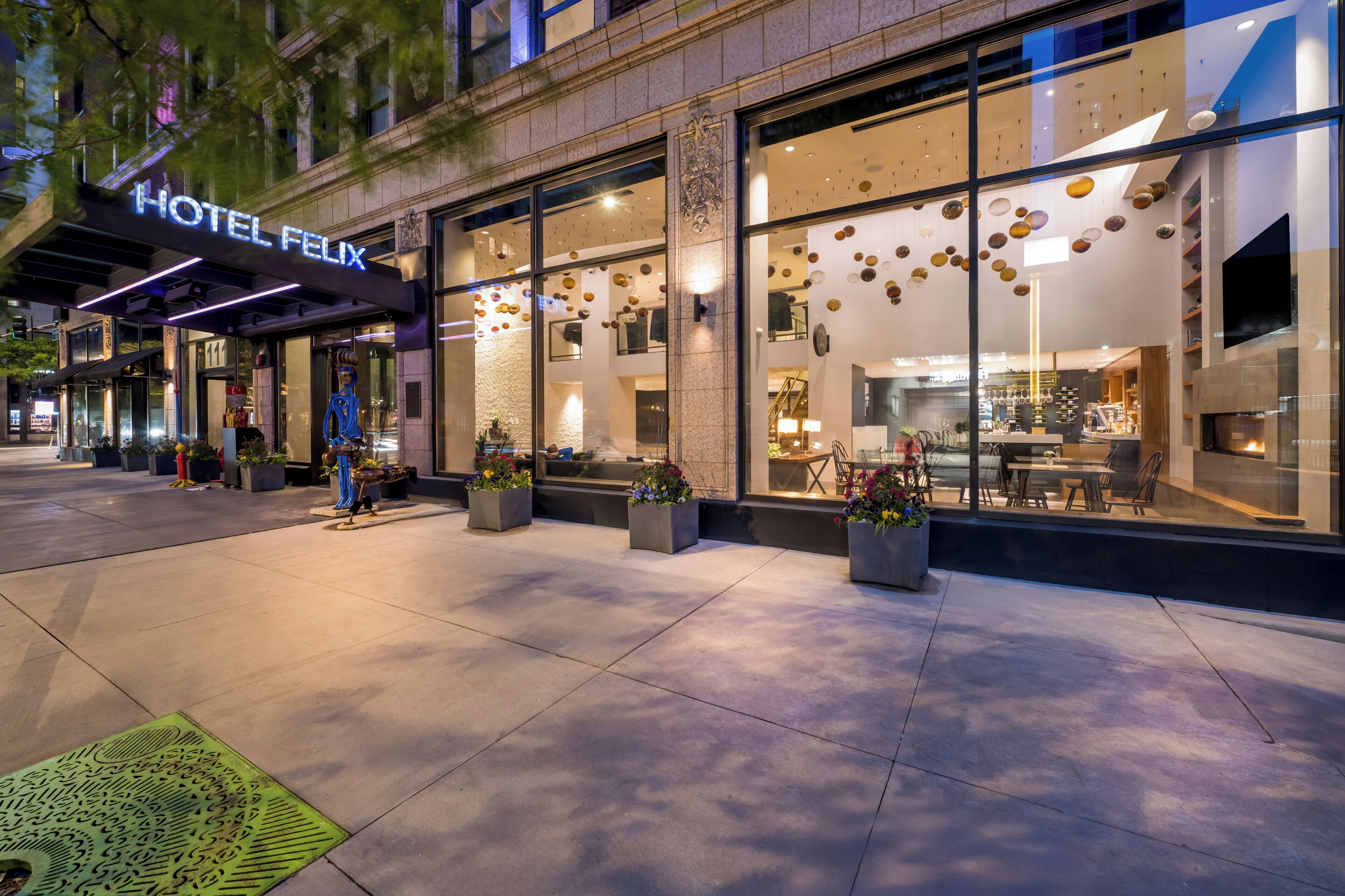 Hotelgevel in modern design, met grote ramen en een terras.