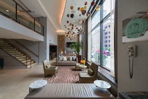 Coin salon dans le hall