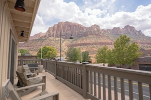 Family Room | Mountain view