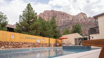 Una piscina al aire libre de temporada