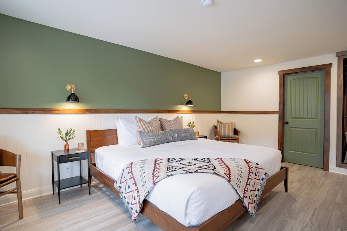 Deluxe Room, 1 Queen Bed, Roll-in Shower