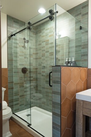 Chambre supérieure double, 2 grands lits, vue sur la montagne | Salle de bain | Douche, séchoir à cheveux, serviettes fournies, savon