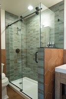 Habitación doble superior, 2 camas de matrimonio, vistas a la montaña | Baño | Ducha, secador de pelo, toallas y jabón