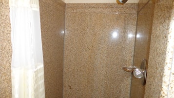 Dobbeltrom – standard, 2 dobbeltsenger | Dusj på badet