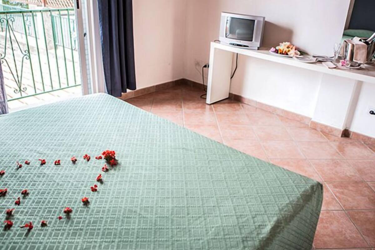 Habitación doble estándar, vista al mar | Cunas