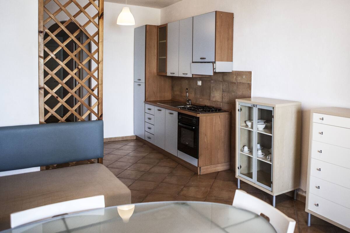 Departamento familiar, 2 habitaciones, vista al mar | Área de sala de estar | Televisión de pantalla plana