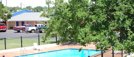 Una piscina al aire libre