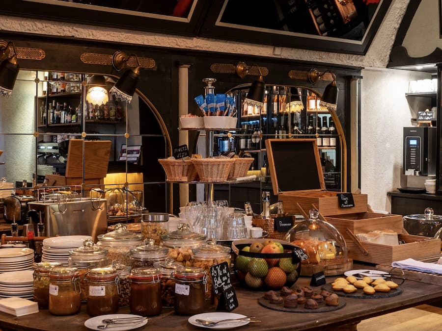 Premium bedding, in-room safe, individually decorated