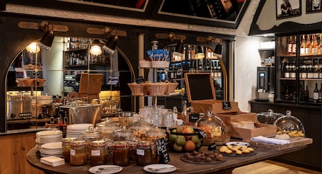 Premium bedding, in-room safe, individually decorated