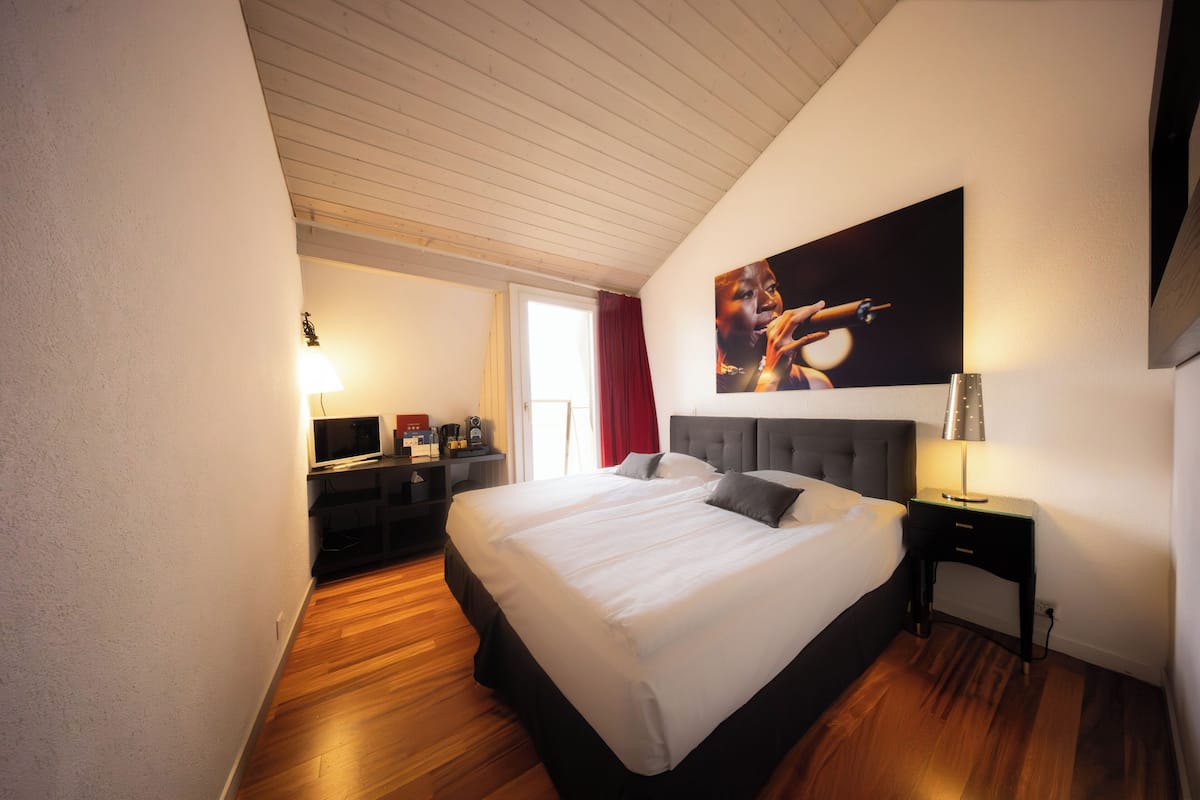 Standard Room with Balcony, City, Mountain & Lake view | Roupas de cama premium, cofres nos quartos, individualmente decorados