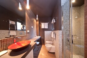 Shower, free toiletries, hair dryer, bidet - Hotel Carla (Levanto)