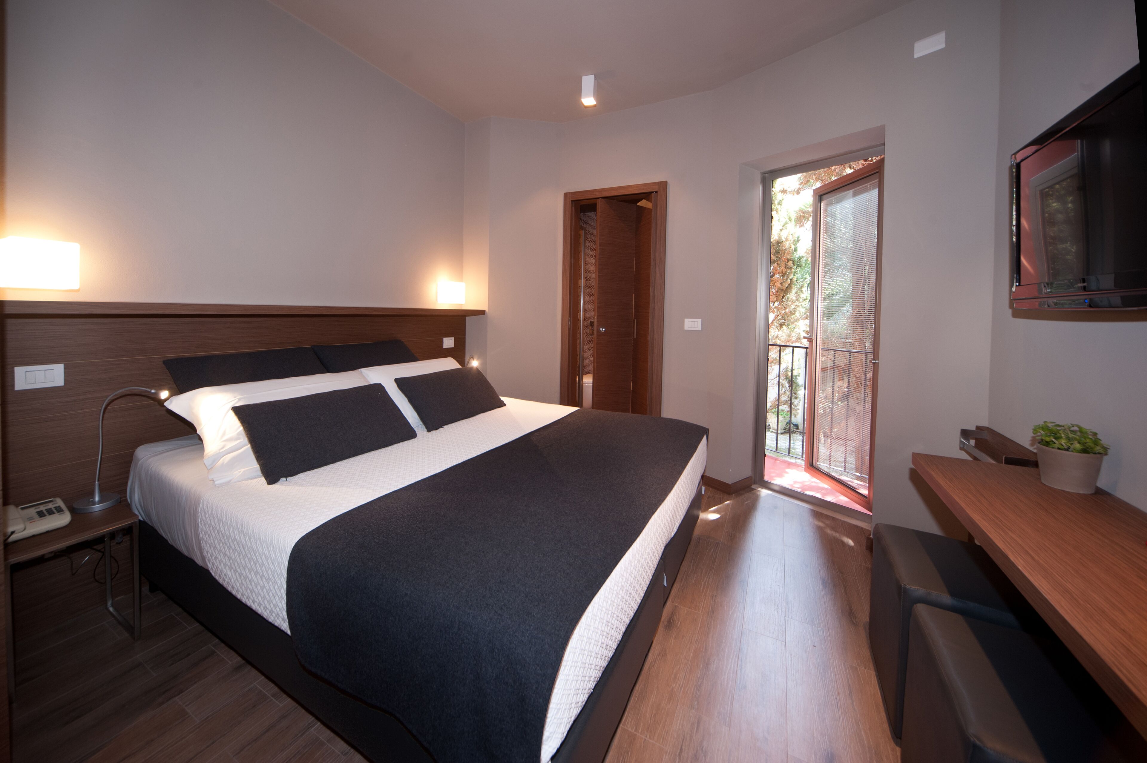 basic double room, balcony | minibar, in-room safe, desk, free wifi