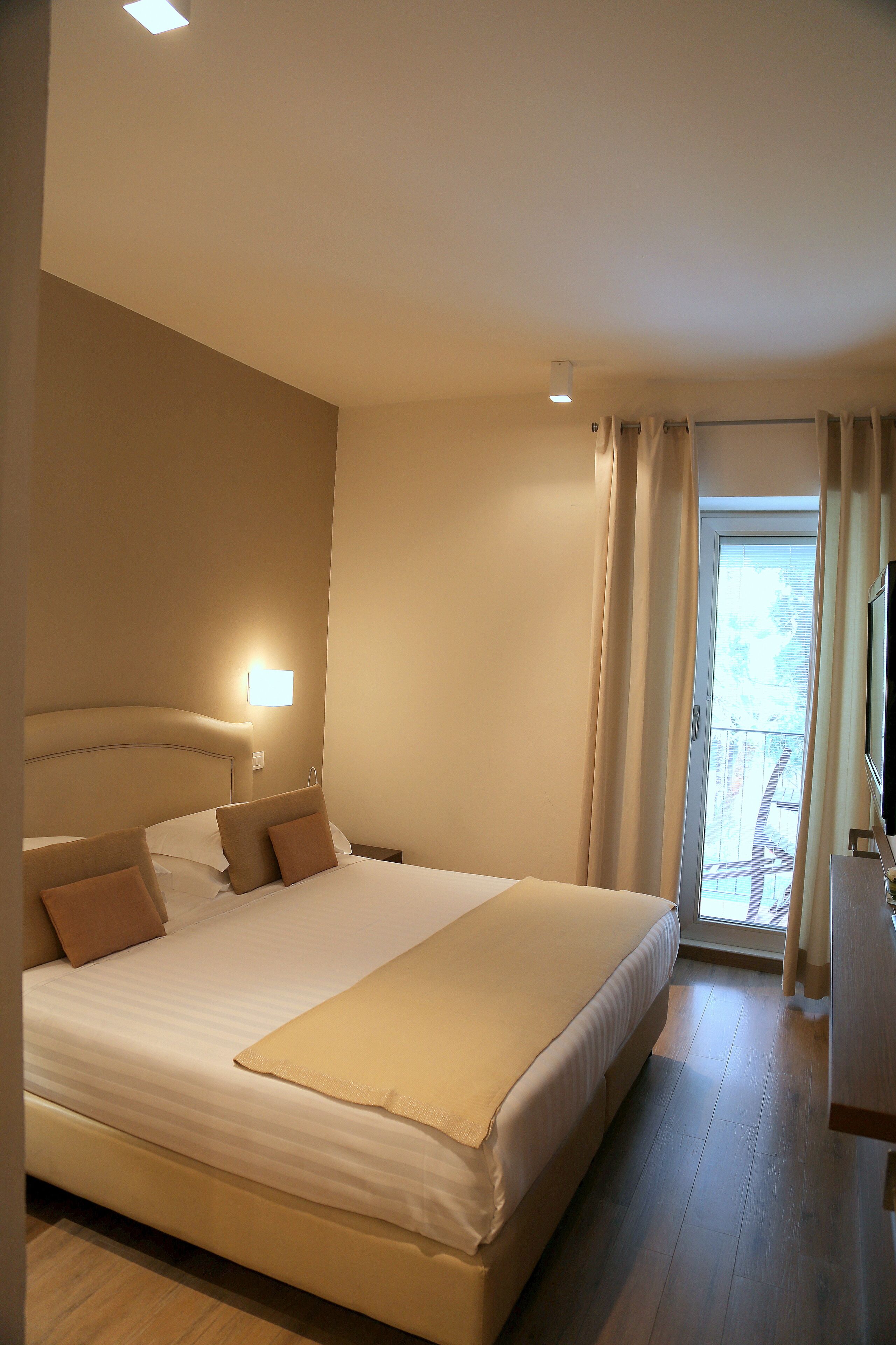 junior double room | minibar, in-room safe, desk, free wifi