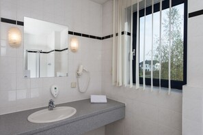 Shower, hair dryer, towels - Days Inn by Wyndham Leipzig Messe Hotel (Leipzig)