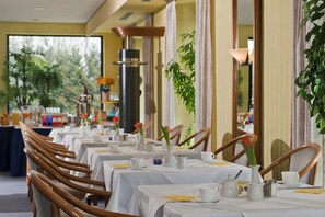 Tägliches Frühstücksbuffet (10.00 EUR pro Person)
