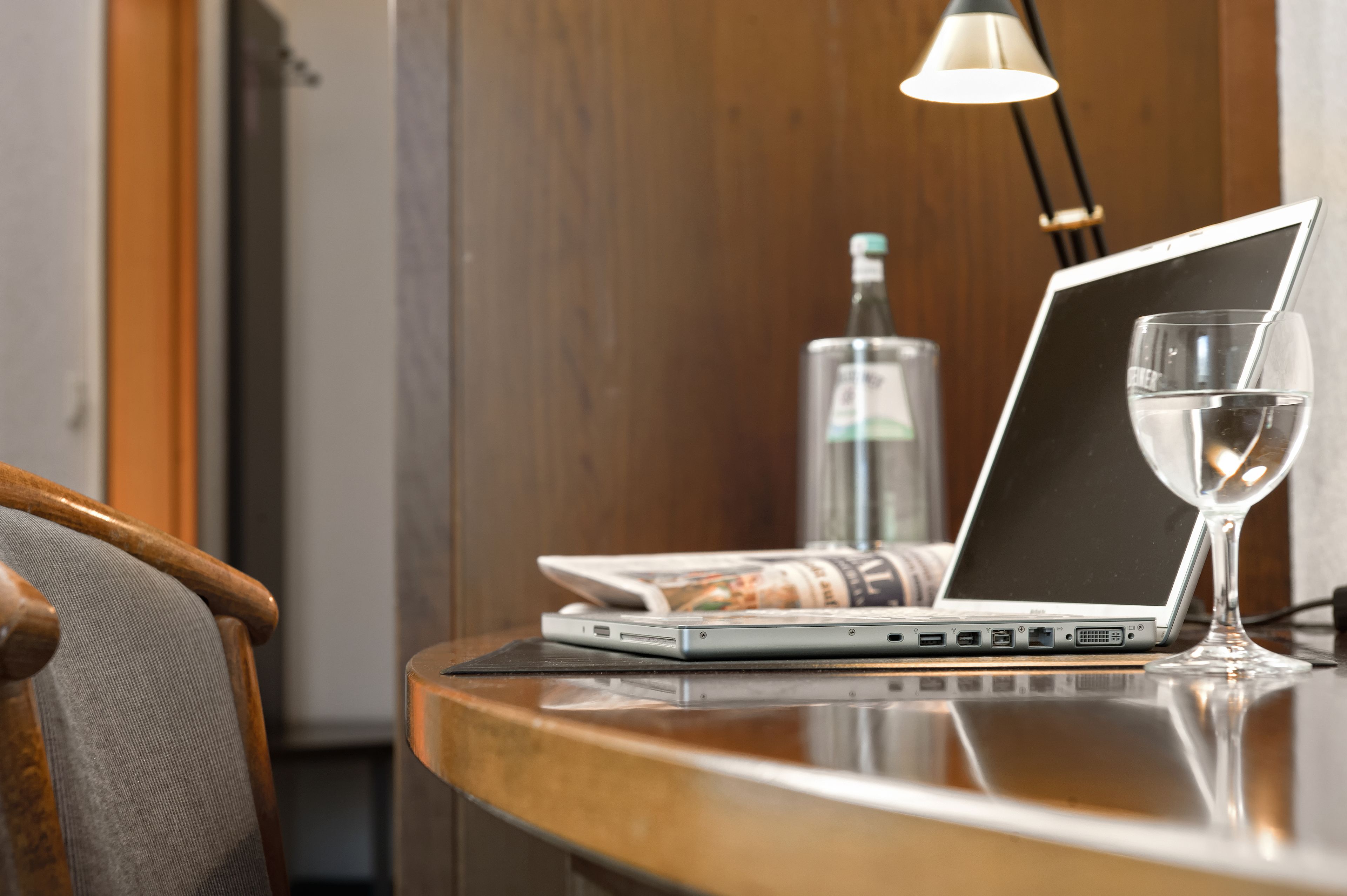 Een minibar, een kluis op de kamer, een bureau, verduisterende gordijnen