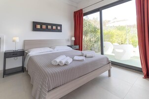 Cortinas blackout, wifi gratis y ropa de cama 