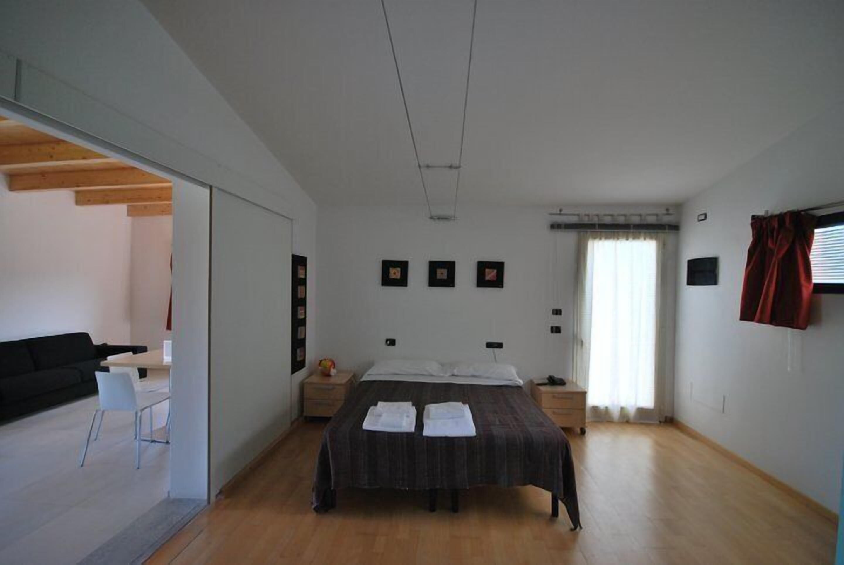 Cortines opaques, wifi gratuïta i roba de llit 