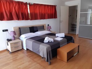 Suite | Cortines opaques, wifi gratuïta i roba de llit 